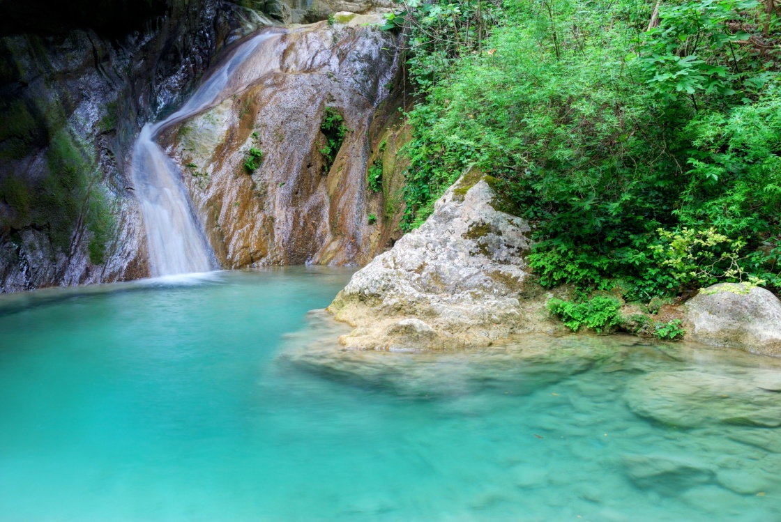 'Natural pool with azure water and a small waterfall' - Λευκάδα